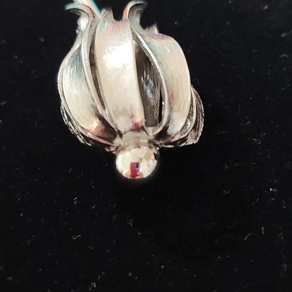 Vintage Droopy Daisy Brooch